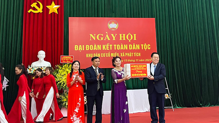 Đồng chí Nguyễn Trọng Nghĩa tặng quà, chung vui cùng bà con trong thôn.