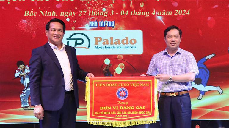 Bắc Ninh nhận cờ đơn vị đăng cai tổ chức giải.