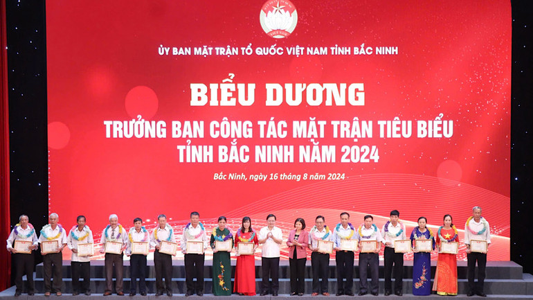 Biểu dương các Trưởng ban công tác Mặt trận tiêu biểu.