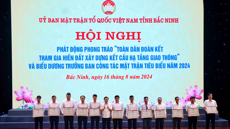 Biểu dương, khen thưởng các cá nhân, tập thể trong phong trào “Toàn dân đoàn kết tham gia hiến đất xây dựng kết cấu hạ tầng giao thông”.