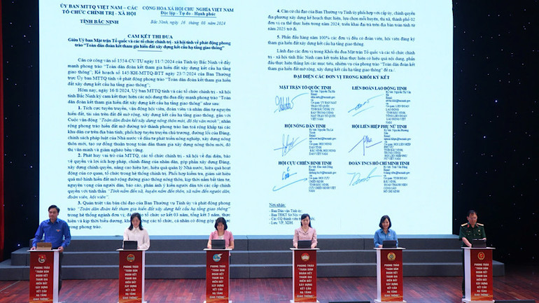 Ký cam kết thi đua thực hiện phát động phong trào.