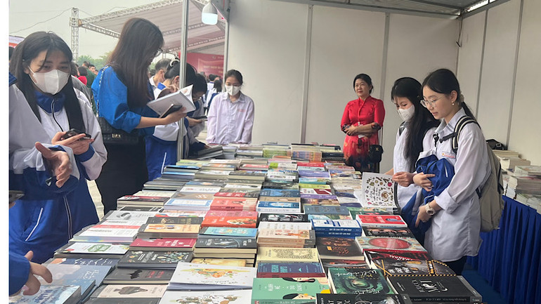 Các gian trưng bày sách thu hút nhiều bạn trẻ tham gia.