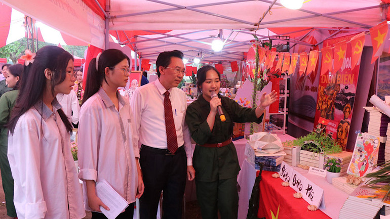 Giới thiệu mô hình xếp sách nghệ thuật với chủ đề “Điện Biên - Vang mãi bản hùng ca”.