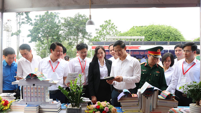 Các gian trưng bày được sắp xếp công phu với các đầu sách phong phú.