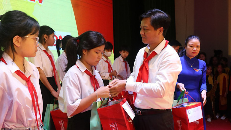 Lãnh đạo thành phố Từ Sơn động viên, gửi quà tặng các thiếu niên, nhi đồng nhân dịp Tết Trung thu.