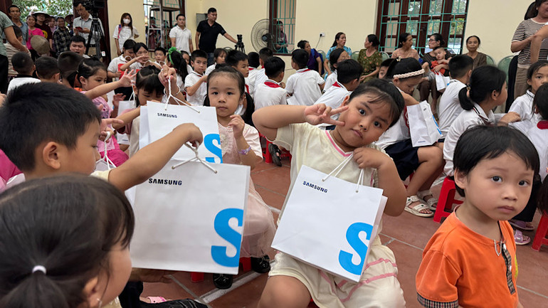 Niềm vui của các bé khi nhận được quà tặng Trung thu.