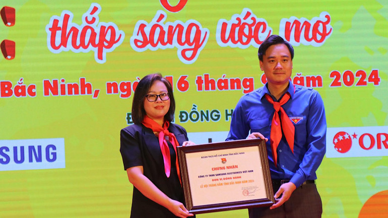 Phó Bí thư phụ trách Tỉnh Đoàn Trần Văn Đăng trao trao Chứng nhận cảm ơn đơn vị đồng hành chương trình Lễ hội Trăng rằm tỉnh Bắc Ninh năm 2024.