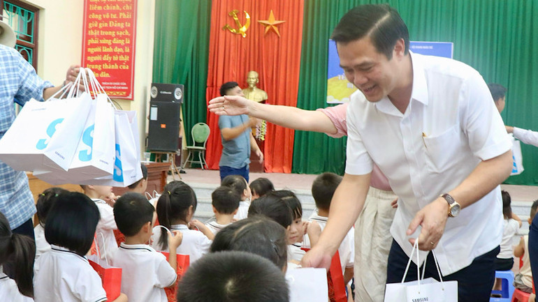 Phó Chủ tịch Ủy ban nhân dân tỉnh Lê Xuân Lợi tặng quà các cháu thiếu nhi khu vực Đẩu Hàn, phường Hòa Long, thành phố Bắc Ninh.