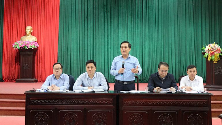 Chủ tịch Ủy ban nhân dân thành phố Bắc Ninh giải đáp các kiến nghị, thắc mắc của người dân.