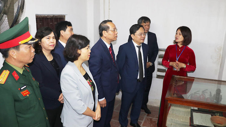 Đoàn đại biểu tỉnh Bắc Ninh tham quan các hiện vật trưng bày tại Nhà tưởng niệm đồng chí Ngô Gia Tự.