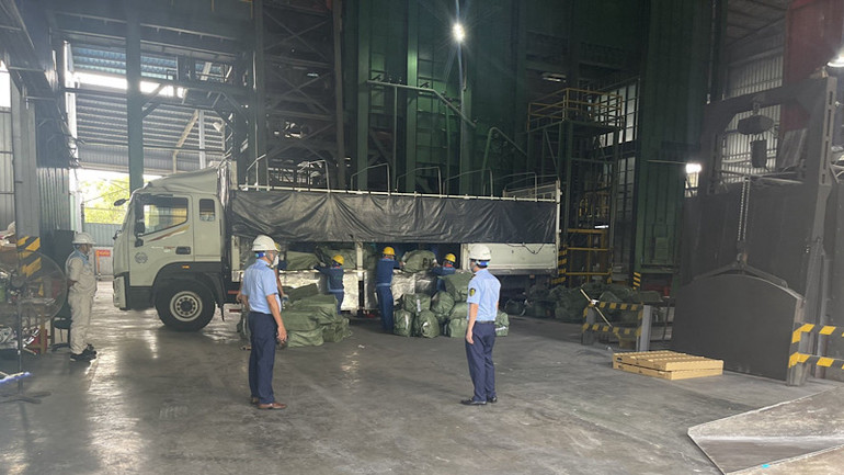 Các lực lượng chức năng kiểm tra vi phạm.