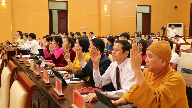 Các đại biểu biểu quyết thông qua các dự thảo nghị quyết.