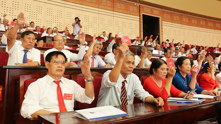 Các đại biểu biểu quyết bầu Ban chấp hành Hội.