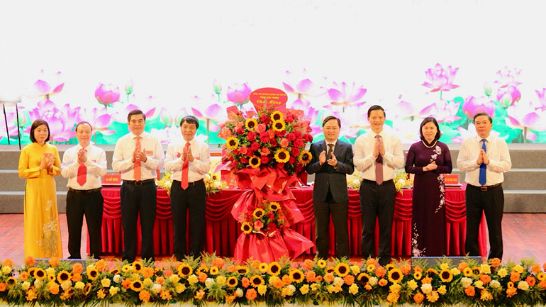 Các đồng chí lãnh đạo tỉnh Bắc Ninh tặng hoa chúc mừng Đại hội.