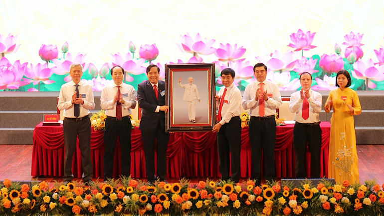 Chủ tịch Hội Người cao tuổi Việt Nam tặng Đại hội bức ảnh Chủ tịch Hồ Chí Minh đúng ngày kỷ niệm sinh nhật Người 19/5.