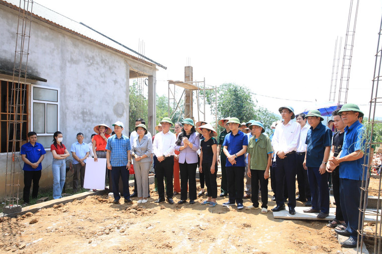 Dự lễ khởi công xây nhà Đại đoàn kết tại thôn Mới, xã Minh Thanh, huyện Sơn Dương. Dự lễ khởi công xây nhà Đại đoàn kết tại thôn Mới, xã Minh Thanh, huyện Sơn Dương.