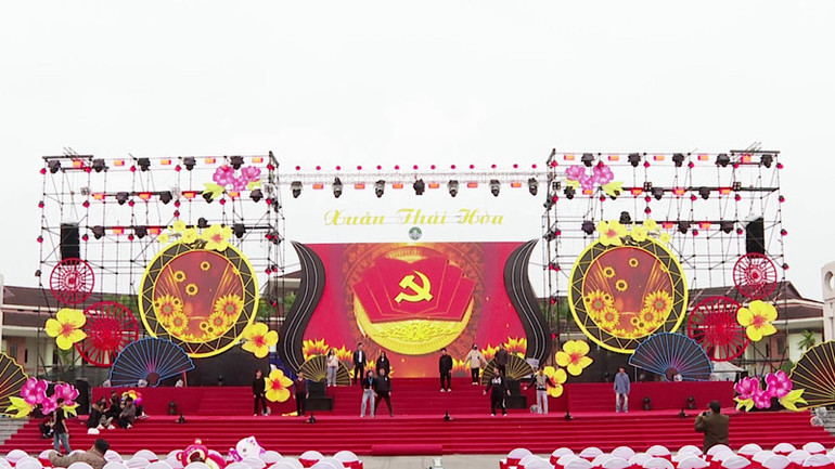 Các nghệ sĩ tham gia tổng duyệt Chương trình Xuân Thái Hòa. Các nghệ sĩ tham gia tổng duyệt Chương trình Xuân Thái Hòa.