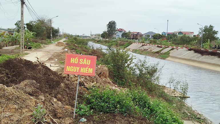 Ban quản lý dự án đã cắm cảnh báo nguy hiểm.