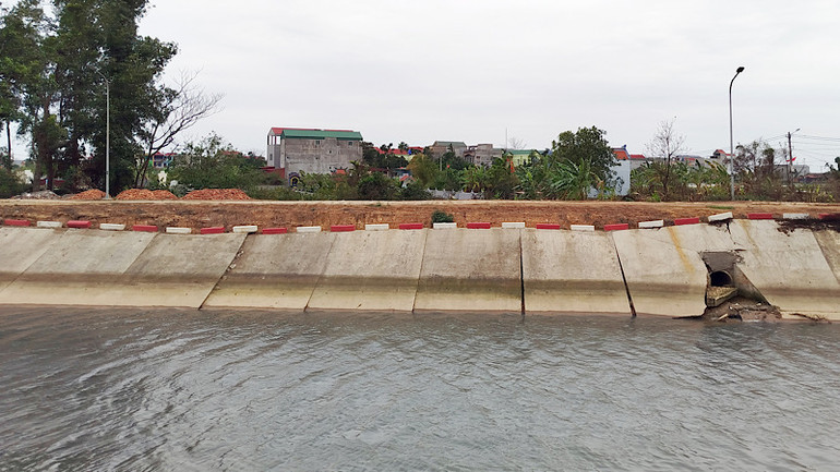 Tình trạng sụt lún đoạn phần gia cố mái kè bê-tông dài khoảng 50m tại kênh Tào Khê.