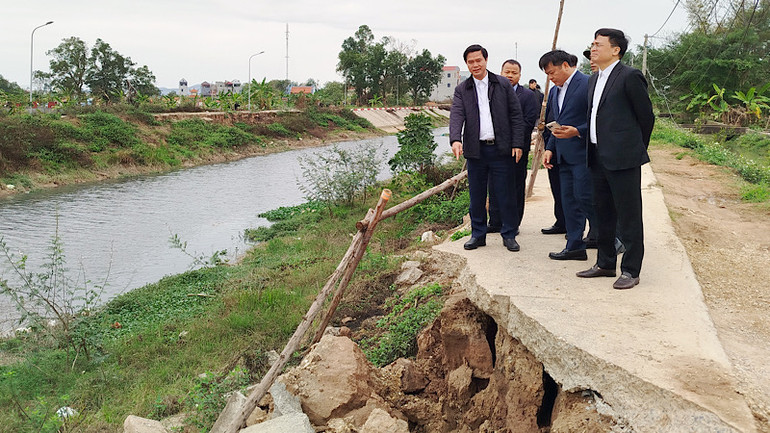 Phó Chủ tịch Ủy ban nhân dân tỉnh Bắc Ninh Lê Xuân Lợi kiểm tra, chỉ đạo khắc phục sự cố.