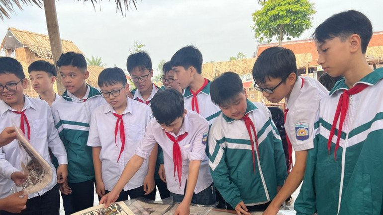 Các bạn nhỏ Bắc Ninh trong một buổi trải nghiệm chợ tranh.