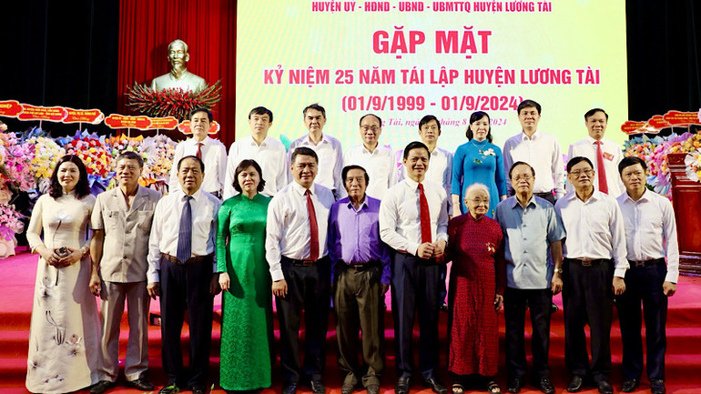 Các đại biểu chụp ảnh kỷ niệm.