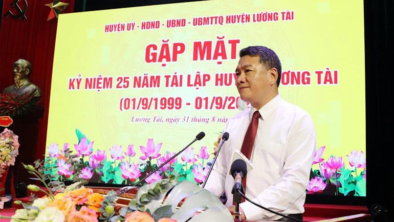 Bí thư Huyện ủy Lương Tài Đỗ Đình Hữu phát biểu tại buổi gặp mặt.