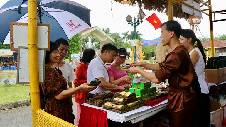 Các gian hàng giới thiệu sản phẩm OCOP của địa phương. Các gian hàng giới thiệu sản phẩm OCOP của địa phương.