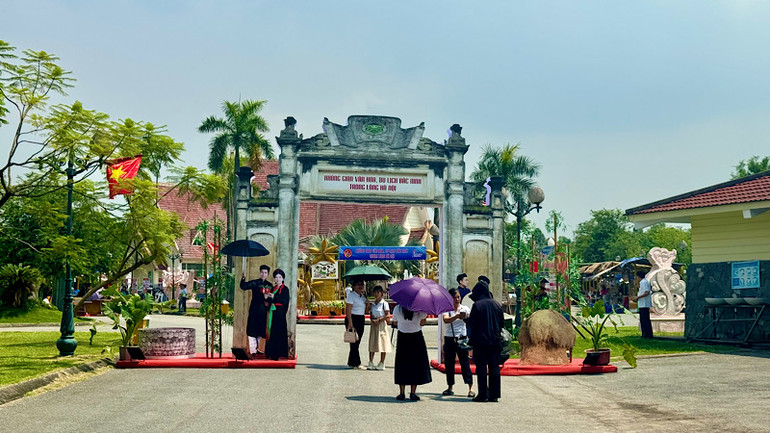 "Không gian văn hóa, du lịch Bắc Ninh trong lòng Hà Nội" được tổ chức tại Sân lễ hội làng III, Khu các làng dân tộc III. "Không gian văn hóa, du lịch Bắc Ninh trong lòng Hà Nội" được tổ chức tại Sân lễ hội làng III, Khu các làng dân tộc III.