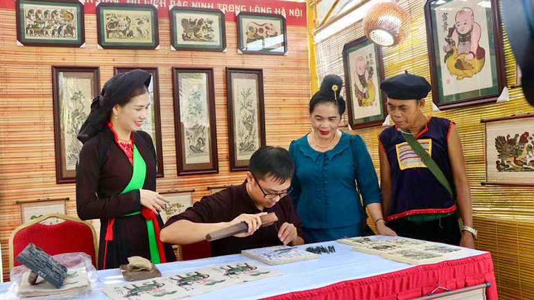 Khám phá quy trình làm tranh dân gian Đông Hồ. Khám phá quy trình làm tranh dân gian Đông Hồ.