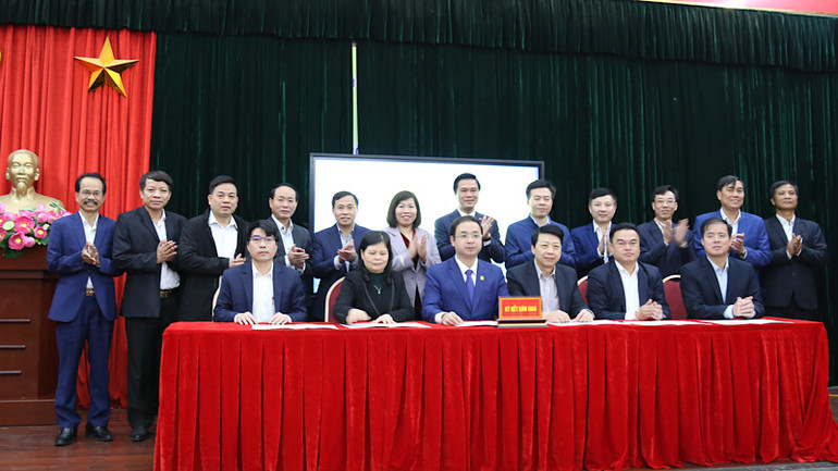 Các đại biểu chứng kiến lễ ký kết bàn giao các trung tâm Giáo dục nghề nghiệp-Giáo dục Thường xuyên từ Ủy ban nhân dân cấp huyện về Sở Giáo dục và Đào tạo.