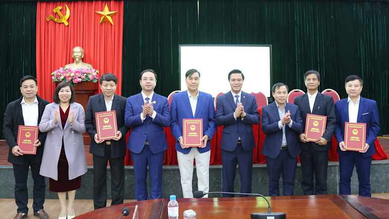 Trao quyết định tiếp nhận các trung tâm Giáo dục nghề nghiệp-Giáo dục thường xuyên từ Ủy ban nhân dân cấp huyện về Sở Giáo dục và Đào tạo.