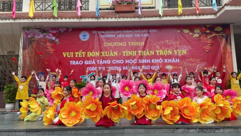 Rộn ràng tiếng hát lời ca chào Xuân của các cháu bé tại trường Tiểu học Thị Cầu.