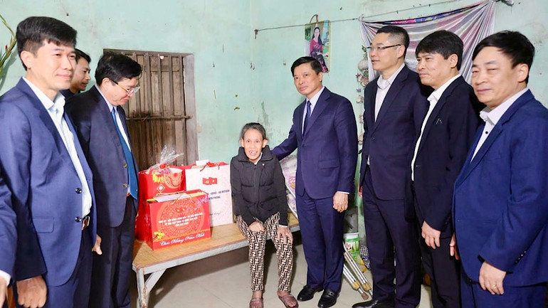 Lãnh đạo tỉnh Bắc Ninh thăm hỏi, chúc Tết người có công, đối tượng chính sách trên địa bàn huyện Yên Phong.