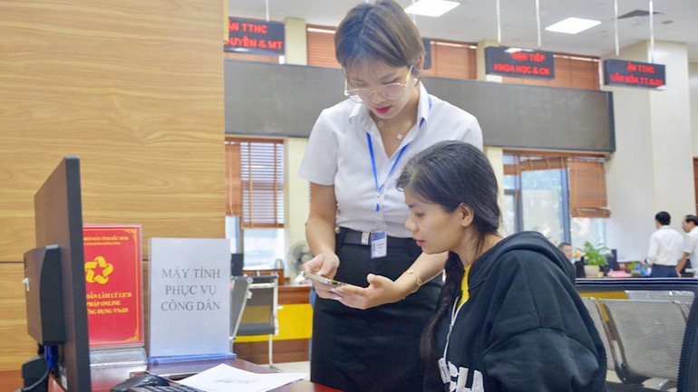 Cán bộ Trung tâm Phục vụ hành chính công tỉnh hướng dẫn người dân làm thủ tục trực tuyến.