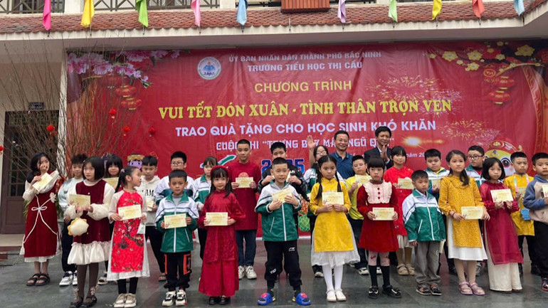 Nhiều phần quà ý nghĩa đã được trao tại ngày hội Vui tết đón Xuân trường Tiểu học Thị Cầu.