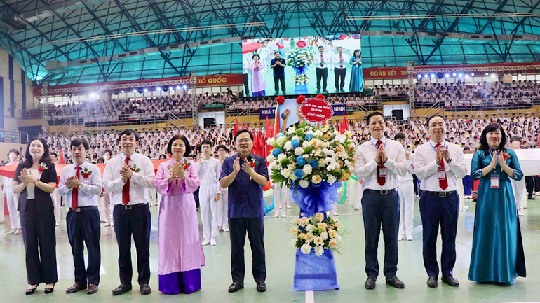 Bí thư Tỉnh ủy Bắc Ninh cùng các đồng chí lãnh đạo tỉnh tặng hoa chúc Hội khỏe Phù Đổng thành công tốt đẹp.