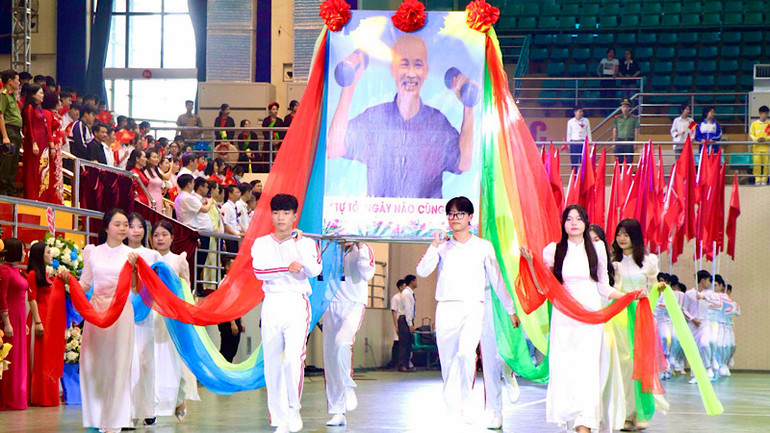 Ảnh Bác Hồ được các vận động viên trang trọng rước qua lễ đài.