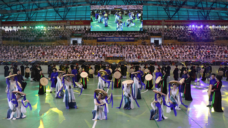 Một màn đồng diễn tập thể của các học sinh Bắc Ninh mang tới Hội khỏe.