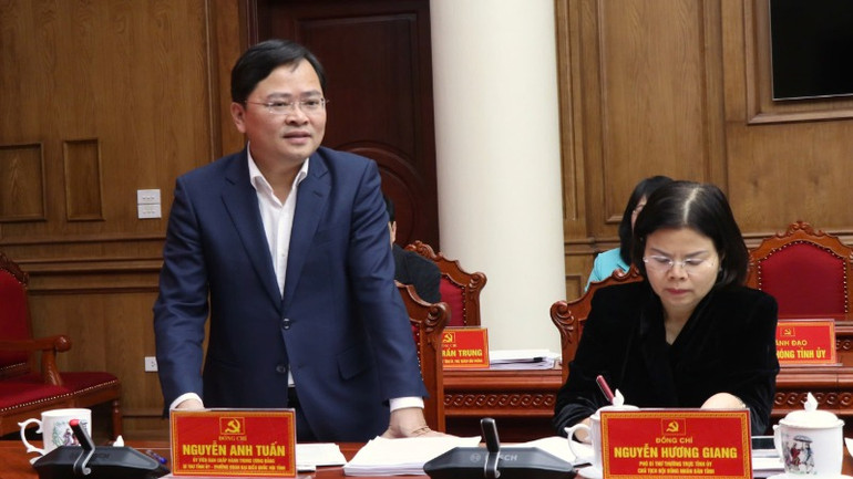 Đồng chí Nguyễn Anh Tuấn, Ủy viên Trung ương Đảng, Bí thư Tỉnh ủy Bắc Ninh, phát biểu tại hội nghị.