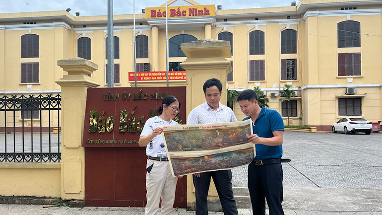 Đồng nghiệp báo Bắc Ninh tìm hiểu ấn phẩm đặc biệt.