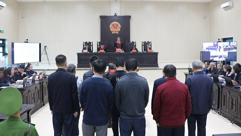 11 trong tổng số 13 bị cáo có mặt tại phiên tòa.