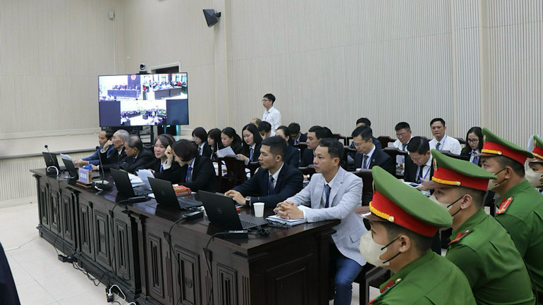 Hơn 20 luật sư tham gia bào chữa tại phiên tòa.