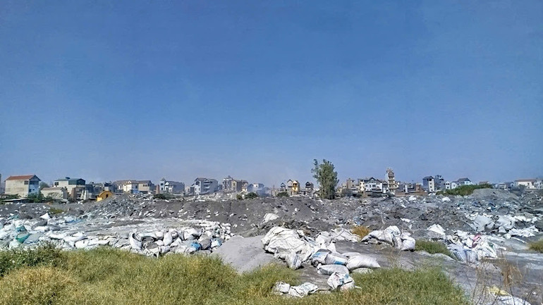 Bãi xả thải tại Văn Môn. Bãi xả thải tại Văn Môn.