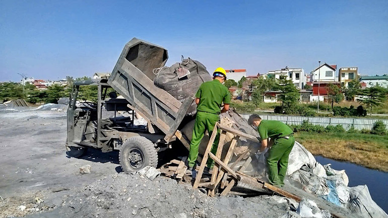 Lực lượng chức năng kiểm tra các vi phạm tại cụm công nghiệp làng nghề. Lực lượng chức năng kiểm tra các vi phạm tại cụm công nghiệp làng nghề.