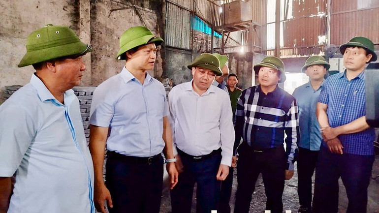 Lãnh đạo tỉnh và huyện Yên Phong kiểm tra công tác xử lý vi phạm về ô nhiễm môi trường tại xã Văn Môn.