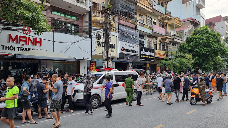 Phía ngoài hiện trường vụ án.