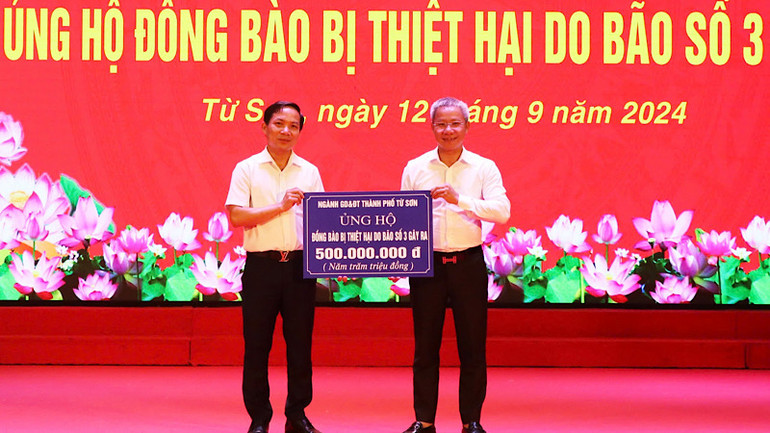 Chủ tịch Mặt trận thành phố Từ Sơn tiếp nhận 500 triệu đồng ủng hộ của ngành giáo dục thành phố.