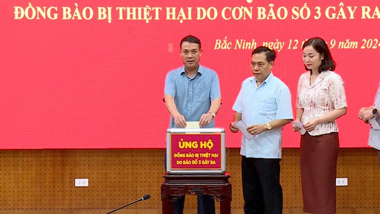 Mỗi cán bộ, công chức, nhân viên tại Đảng ủy Khối các Cơ quan và Doanh nghiệp tỉnh đã ủng hộ mỗi người ít nhất một ngày lương chia sẻ với bà con.