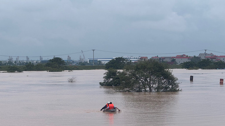 Nước lũ dâng cao gây thiệt hại nặng nề về tài sản, ảnh hưởng tới sinh hoạt của người dân.